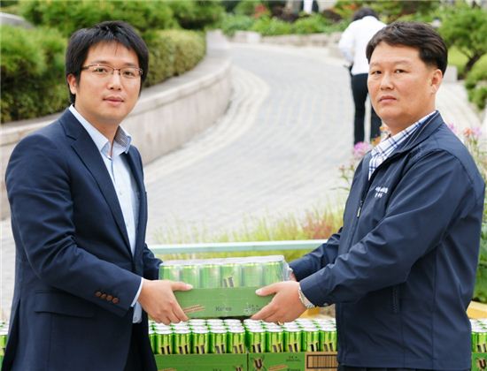 ▲김시현 활황 대표(왼쪽)가 V에너지 그린 캔을 전달하고 있다