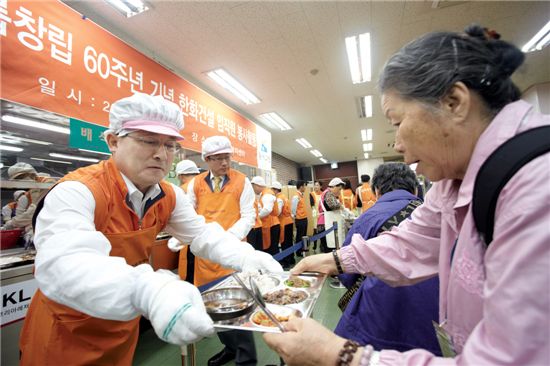 이근포 한화건설 대표이사(왼쪽 첫 번째)와 한화건설 봉사단이 지난 10일 서울 종로구 경운동 서울노인복지센터를 찾아 2200여명의 어르신께 식사와 과일 제공했다.