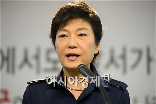 박근혜, '검경 수사권 조정, 경찰 2만명 증원' 공약발표