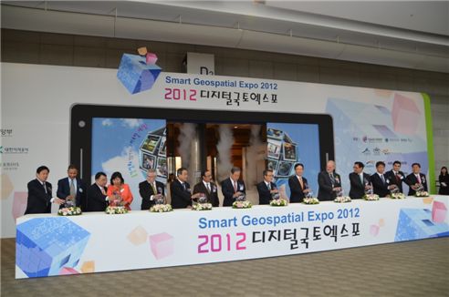 지난 10일부터 사흘간 열리고 있는 '2012디지털국토엑스포'. 10일 개막행사에서 주요 인사들이 참석해 자리를 함께 하고 있다.