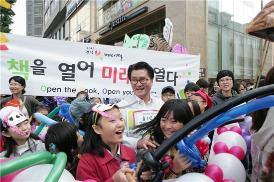 53만 관악구민 책 들고 거리로~~~