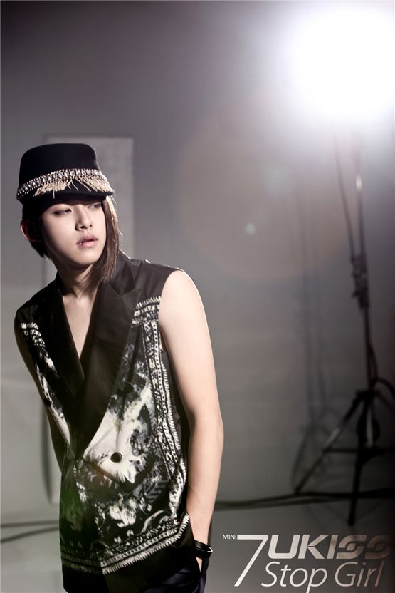 U-KISS member Dongho poses in the teaser photo of the group's seventh mini-album "Stop Girl," dropped on September 20, 2012. [NH Media]