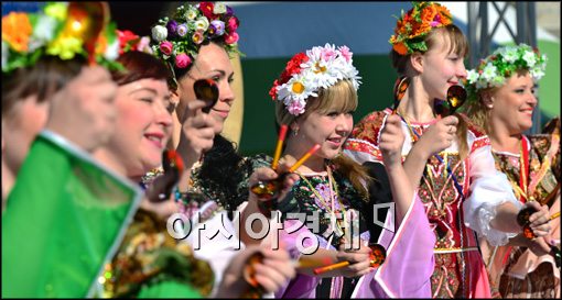 [포토]남산골 한옥마을에서, 러시아 공연을