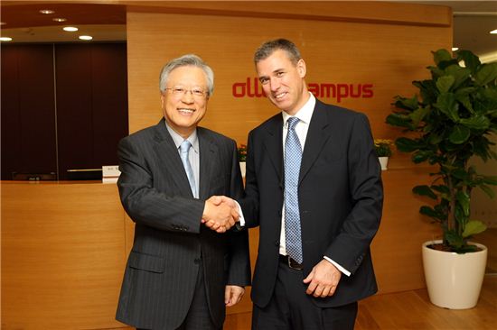 11일 이석채 KT 회장(왼쪽)과 영국 오프콤(Ofcom)의 에드 리차즈 CEO가 면담을 마치고 악수를 나누고 있다.
