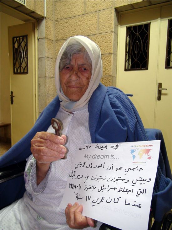 팔레스타인 난민촌에서 만난 여든살의 바데야 할머니는 '살던 집과 올리브 나무로 돌아가고 싶다'는 꿈을 간직한 채 꿋꿋하게 살아가고 있다. 할머니는 아직도 17살 살던 고향땅에서 쫓겨날 때 가지고 나왔던 집열쇠를 소중하게 보관하고 있다. 