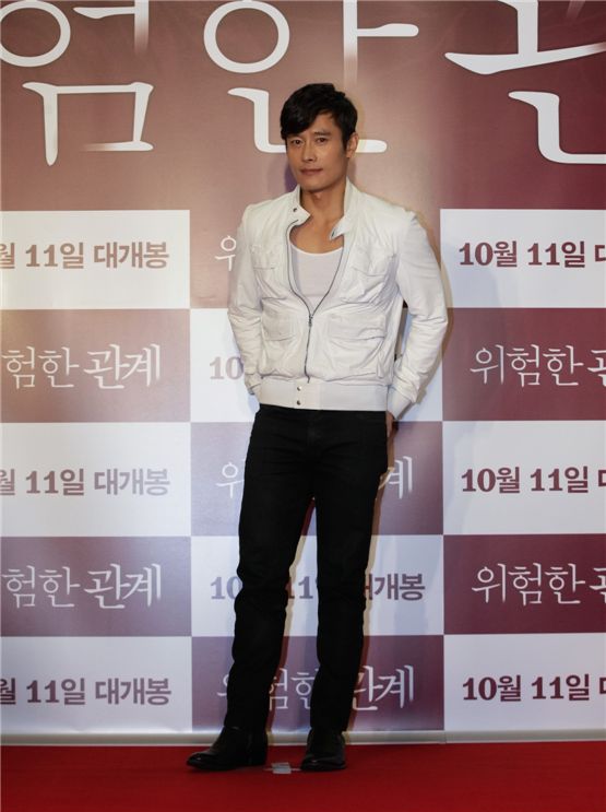 Actor Lee Byung-hun stands in front of local reporters at a VIP preview for "Dangerous Liaisons," held at the Yeouido CGV theater in Seoul on October 10, 2012. [Daisy Entertainment]