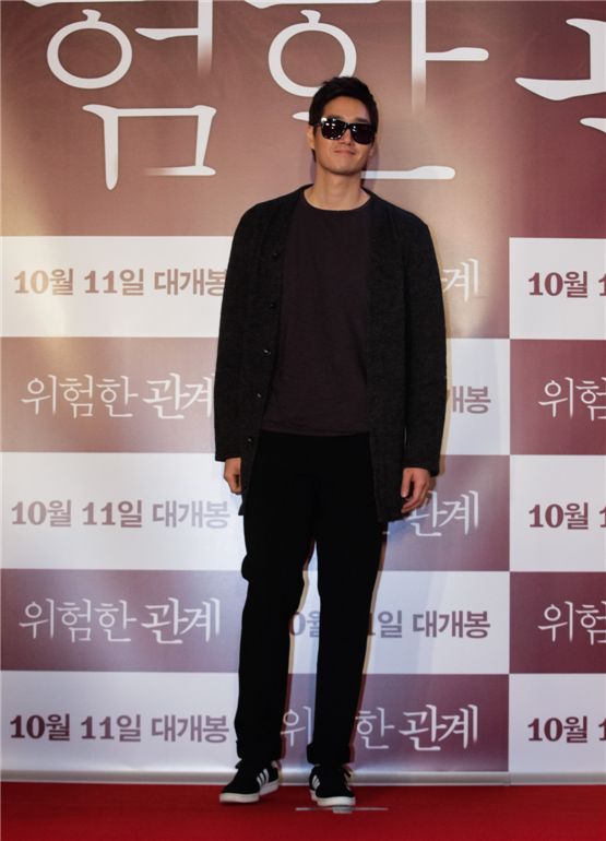 Actor Yoo Ji-tae poses in front of local reporters at a VIP preview for "Dangerous Liaisons," held at the Yeouido CGV theater in Seoul on October 10, 2012. [Daisy Entertainment]