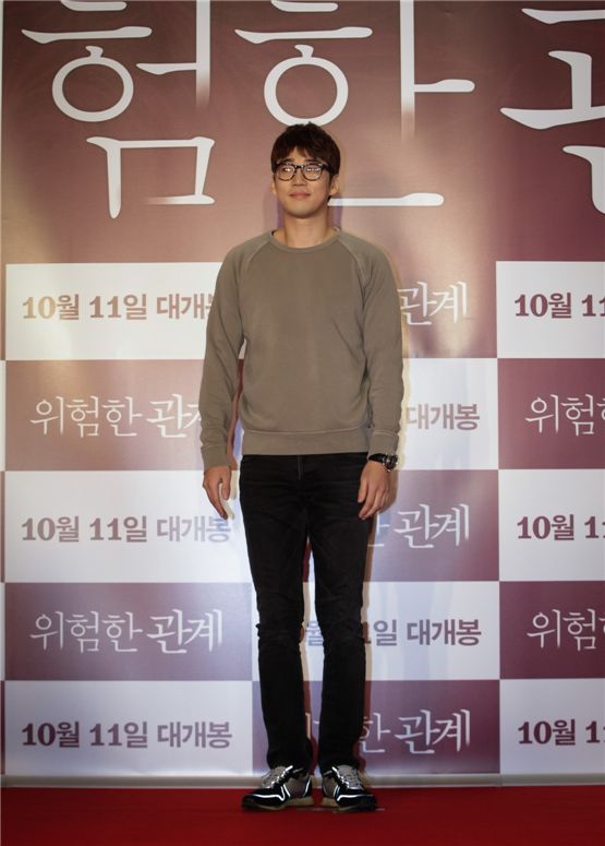 Actor Yoon Kye-sang poses in front of the camera at a VIP preview for "Dangerous Liaisons," held at the Yeouido CGV theater in Seoul on October 10, 2012. [Daisy Entertainment]
