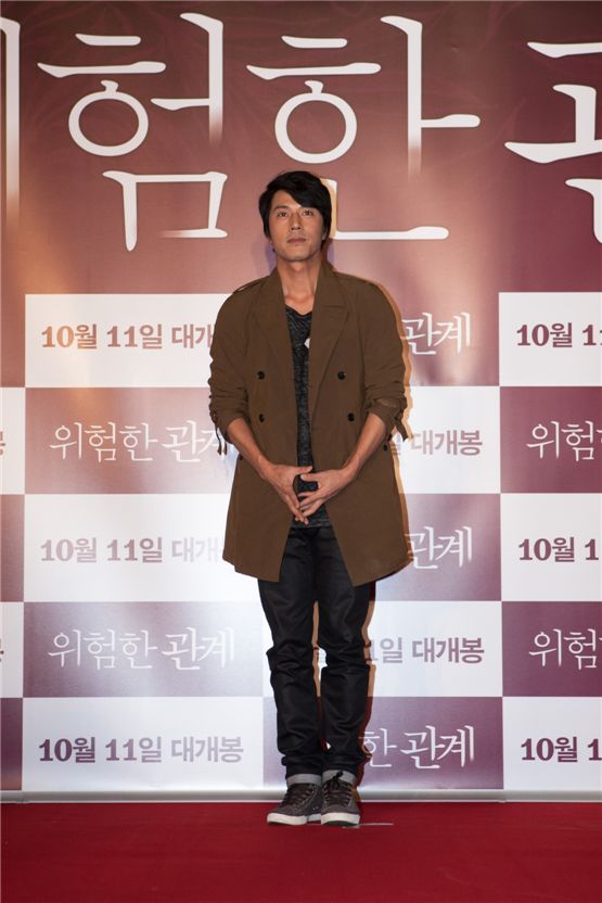 Actor Han Jae-seok stands in front of local reporters at a VIP preview for "Dangerous Liaisons," held at the Yeouido CGV theater in Seoul on October 10, 2012. [Daisy Entertainment]