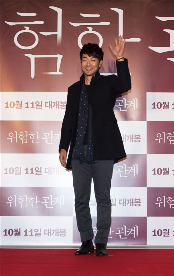 Actor Lee Jong-hyuk waves his hands in front of cameras at a VIP preview for "Dangerous Liaisons," held at the Yeouido CGV theater in Seoul on October 10, 2012. [Daisy Entertainment]