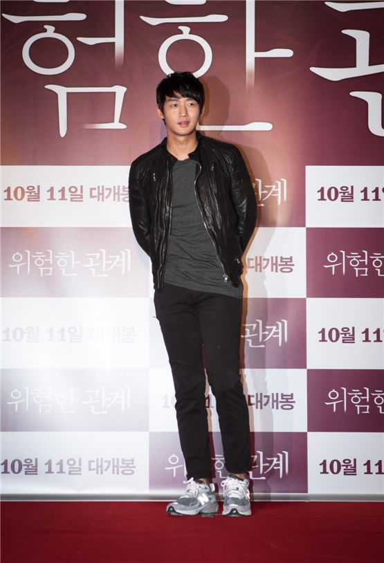 Actor Lee Tae-sung stands in front of cameras at a VIP preview for "Dangerous Liaisons," held at the Yeouido CGV theater in Seoul on October 10, 2012. [Daisy Entertainment]