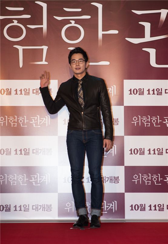 Actor Ohn Joo-wan waves his hands in front of cameras at a VIP preview for "Dangerous Liaisons," held at the Yeouido CGV theater in Seoul on October 10, 2012. [Daisy Entertainment]