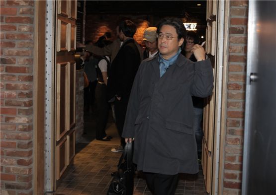 Auteur Park Chan-wook comes out from the VIP preview of "Dangerous Liaisons" held at the Yeouido CGV theater in Seoul on October 10, 2012. [Daisy Entertainment]