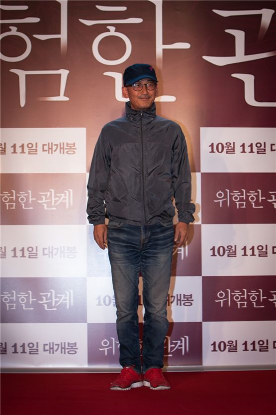 Director Lee Jun-ik poses in front of cameras at a VIP preview for "Dangerous Liaisons," held at the Yeouido CGV theater in Seoul on October 10, 2012. [Daisy Entertainment]