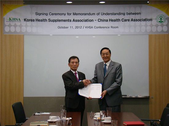 ▲박종수 한국건강기능식품협회 부회장(왼쪽)과 장펑루 중국보건협회 이사장(오른쪽)이 양해각서(MOU)를 체결하고 있다.
