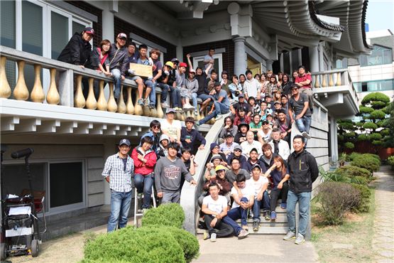 The staffs of upcoming film "26 Years" pose together to celebrate the pic's last shooting on the set in Seoul, Korea on October 10, 2012. [Chungeorahm]