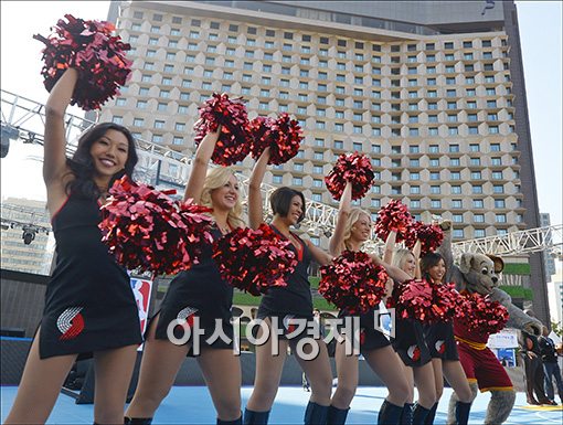 [포토]'미녀 치어리더들이 서울광장에서 말춤을~'