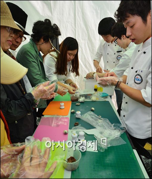 [포토]제18회 서울약령시 한방문화축제, 한약떡 만들기 행사