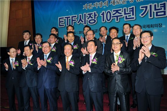 김봉수 한국거래소 이사장(앞줄 가운데)을 비롯한 주요 참석 인사들이 기념촬영을 하고있다.
