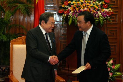 이건희 삼성 회장(왼쪽)이 12일 오후 베트남 하노이에서 호앙 쭝 하이(Hoang Trung Hai) 베트남 부총리(오른쪽)를 만나 삼성과 베트남의 협력 방안을 주제로 면담한 후 악수하고 있다.
