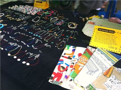 슈슈마켓에서 한양여대 실용미술학과 학생들이 직접 만든 악세사리, 학용품들을 선보였다. 