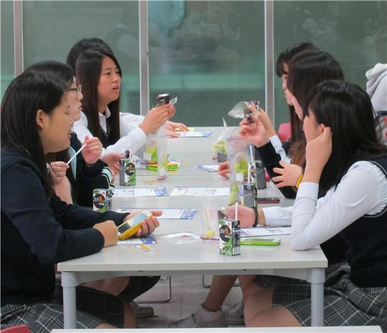 아침밥클럽 학생들은 친구와 함께 아침밥을 먹으며 수다를 떠는 동안 학업으로 인한 스트레스까지 풀린다고 한다
