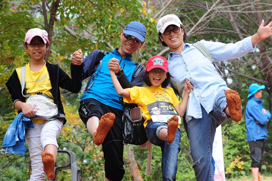 충청권 소주업체 선양이 마련한 '2012 계족산 맨발축제'에서 한 가족이 맨발걷기를 즐기며 포즈를 잡았다.