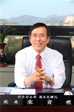 취임 1주년을 맞아 '기록은 역사이자 미래자원'이라고 강조하는 송귀근 국가기록원장