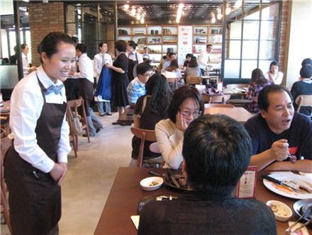 빕스 중국 1호점에서 스탭들이 고객들에게 샐러드바 이용에  대해 설명하고 있다.