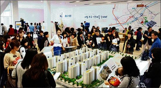 지난 12일 개관한 '강릉 더샵' 견본주택에 주말 사흘동안 1만8000여명의 인파가 몰렸다. 분양시장은 취득세 감면조치 시행 이후 더욱 뜨거운 관심 속에 수요자들이 관심을 갖고 있는 것으로 풀이된다.