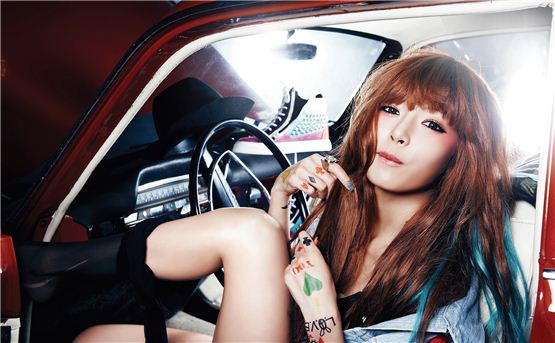Hyuna looks at the camera while shooting the cover photo of her upcoming second mini-album "MELTING,"set to become available online on October 22, 2012. [Cube Entertainment]
