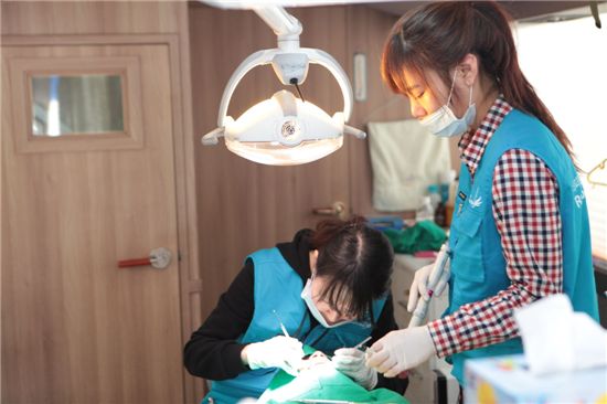 지난 13일 포스코건설이 다문화가족을 위해 개최한 '무료 이동 클리닉'에서 한 참가자가 무료 치과 진료를 받고 있다.
