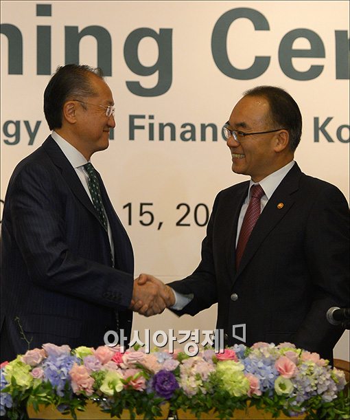 [포토]김용 세계은행 총재 만나는 박재완 장관