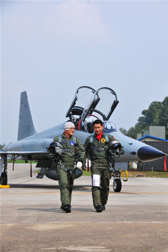 언론사 첫 F-5전투기 비행탑승