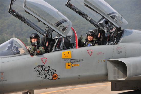 언론사 첫 F-5전투기 비행탑승