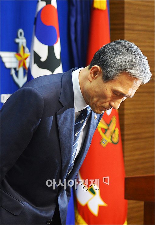 [포토]고개 숙인 김관진 국방장관