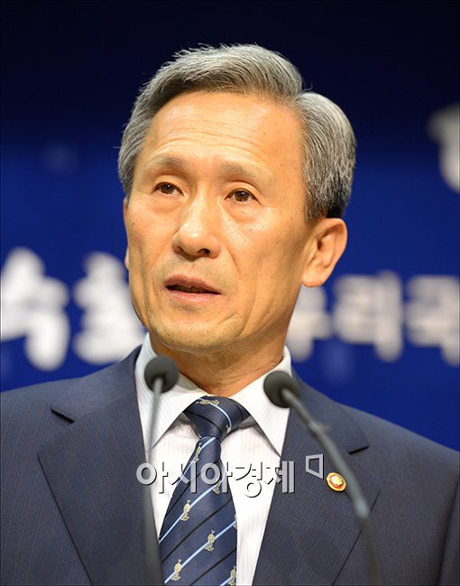 [포토]북 '노크 귀순'관련 사과하는 김관진 장관