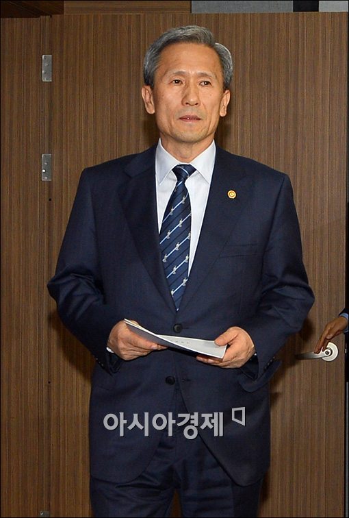 [포토]굳은 표정의 김관진 장관