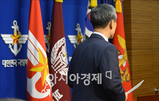 [포토]씁쓸한 김관진 장관의 뒷모습