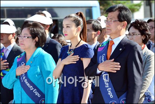 [포토]국민의례하는 김을동-박은혜-이시종