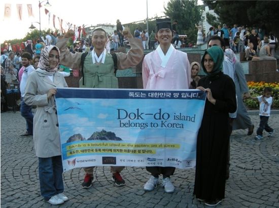터키인, 번개모임으로 만난 여행객과 한복을 입고 포즈를 취한 조준영씨(사진 왼쪽에서 두번째).