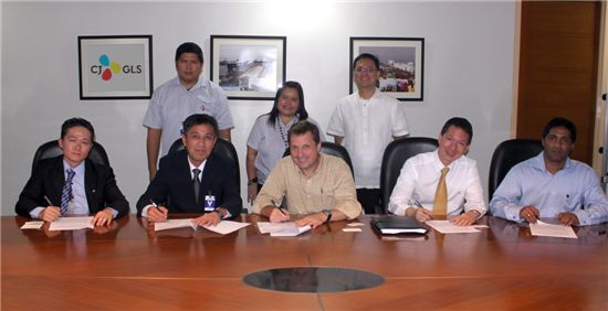 CJ GLS 필리핀 법인 사무실에서 열린 MOU 체결식에서 홍성주 CJ GLS 필리핀 법인장과 앤드류 호드(Andrew Hoad) ATI 부사장이 양해각서에 서명하고 있다.