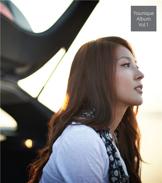 Korean Songstress BoA poses for the cover photo of her new song "LOOKIN'," which became available online on October 16, 2012. [SM Entertainment] 