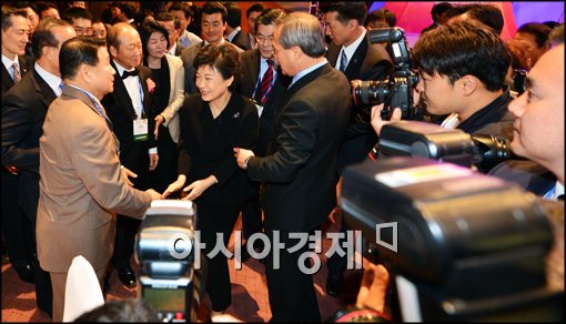 [포토]박근혜 후보, 행사장에도 인파몰이(?)