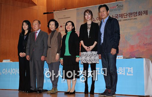 [포토]포즈 취하는 '제10회 아시아나국제단편영화제' 관계자들