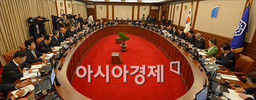 [포토]군 기강 해이 지적하는 김황식 총리