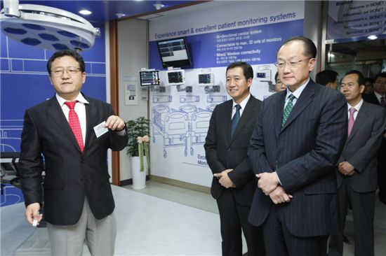 바이오넷을 찾아 기업 설명을 듣고 있는 김용 세계은행 총재(오른쪽).