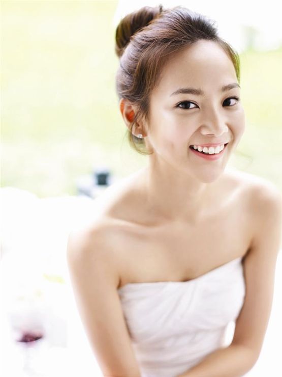 Actress Yoon Seung-a smiles in a pure white wedding dress in her profile photo uploaded on the official Facebook account on October 4, 2011. [Yoon Seung-a's official Facebook account]