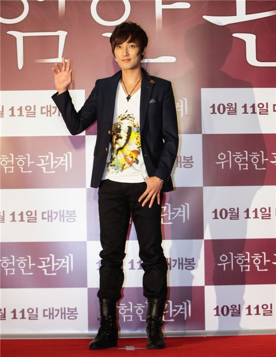 Singer Kangta waves his hands in front of local reporters at the VIP preview of "Dangerous Liaisons," held at Yeouido's CGV movie theater in Seoul on October 10, 2012. [Daisy Entertainment]