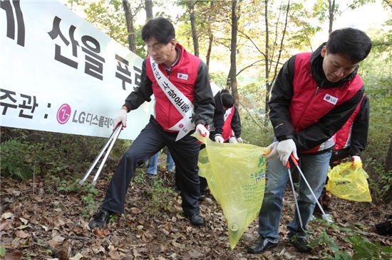 16일 LG디스플레이 파주사업장 임직원 90여명이 파주 월롱산에서 등산로 쓰레기 수거 등의 '푸른산 사랑운동' 캠페인에 참여하고 있는 모습.

